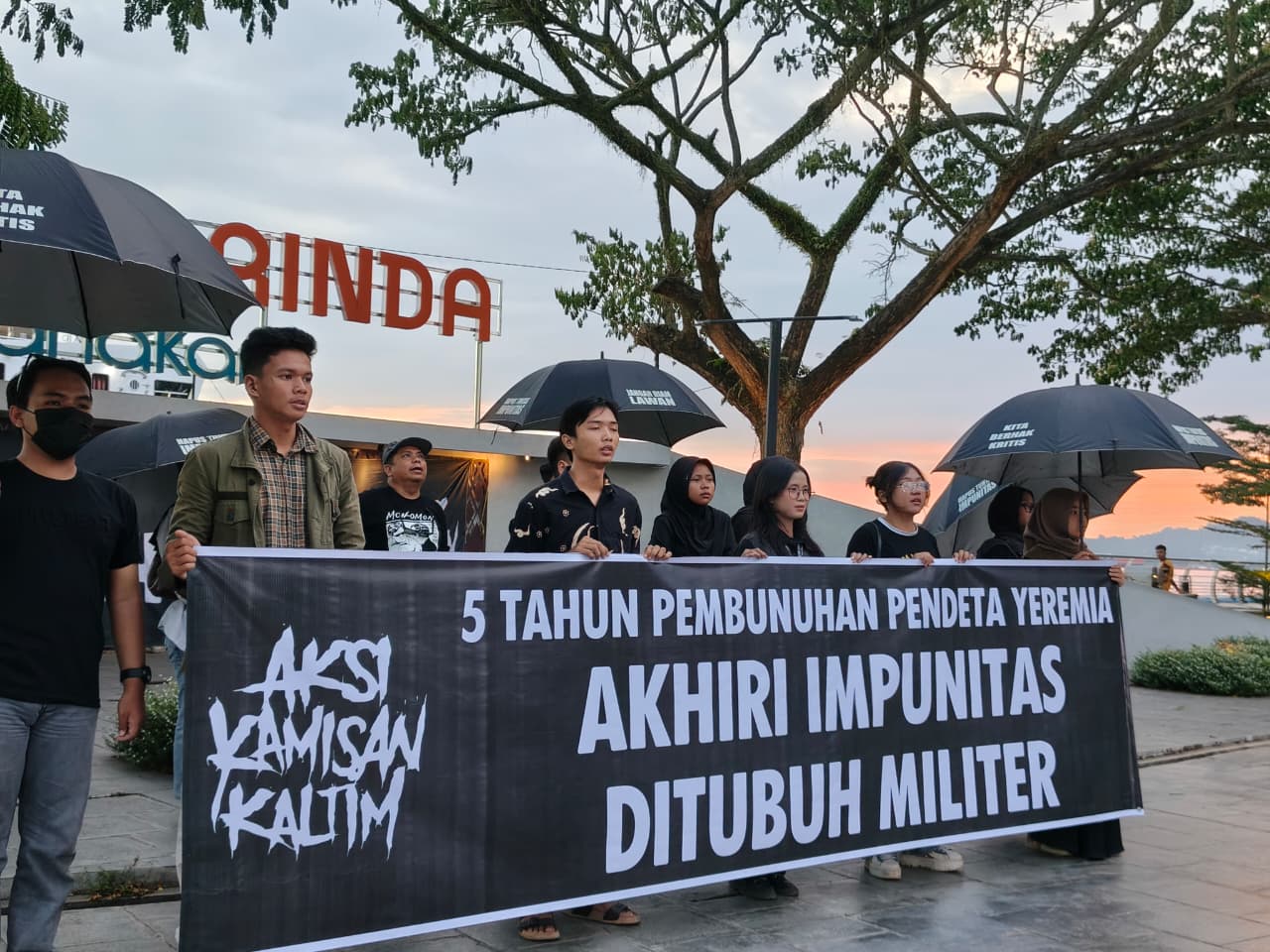 September Hitam Aksi Kamisan Kaltim #405: Lima Tahun Pembunuhan Pendeta Yeremia, Akhiri Impunitas Militer!